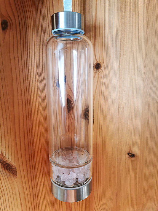 Glass Vannflaske med Rosenkvarts Krystall – For Renhet, Kjærlighet og Velvære 💖